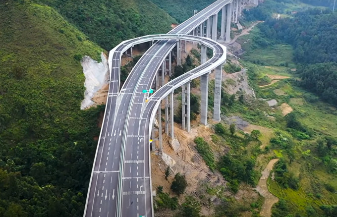 高速公路依山而建，由高耸的水泥柱架起。网图