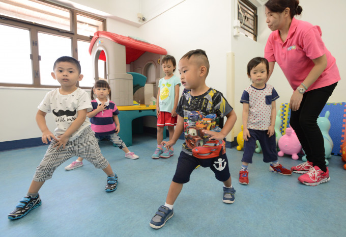 孩子在幼稚園及小學階段，家長應給予他們跑跑跳跳及協調等多元化身體動作的機會，避免過早進行專項訓練。