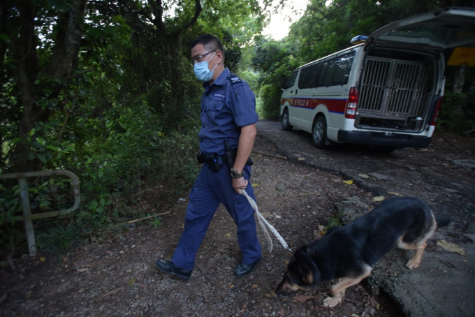 警犬队也出动协助。黄文威摄