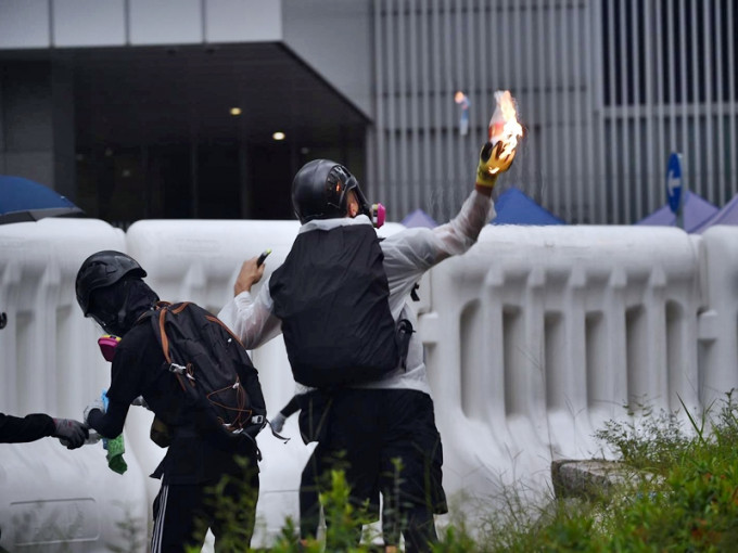 《人民日報》批評香港示威者投擲汽油彈是玩火自焚。資料圖片