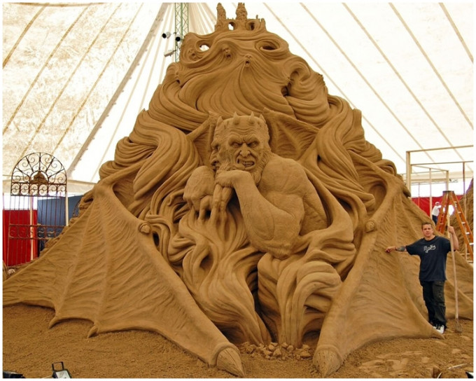 今年海洋公園夏水禮將有世界著名雕刻大師 Ray Villafane 及他的團隊坐陣，於【怡慶坊】內創作全港最大的沙雕。圖為 Ray Villafane 以及他曾創作的沙雕作品1