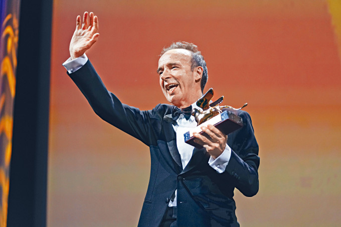 自導自演《一個快樂的傳說》的羅拔圖昨在威尼斯開幕禮獲頒終身成就獎。