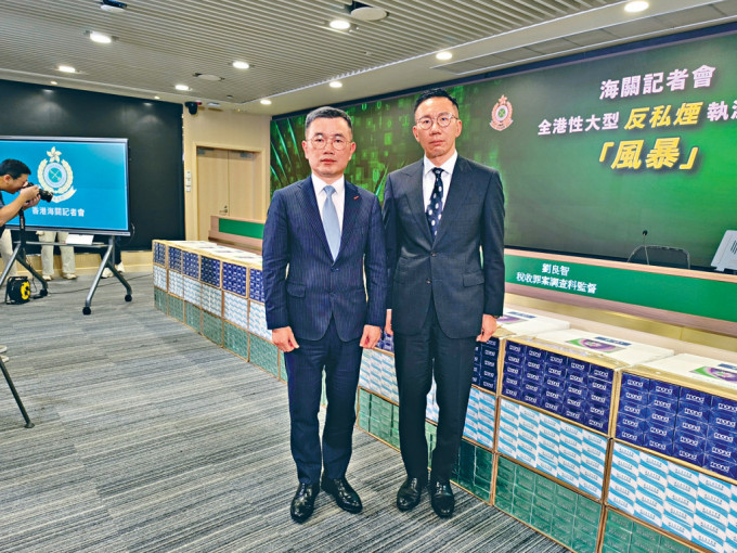海关助理关长(情报及调查）赖子荣(左)与税收罪案调查科监督刘良智讲述反私烟行动详情。
