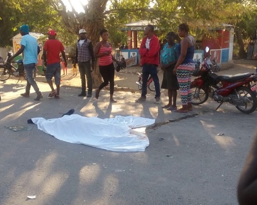 海地一輛巴士失控再撞向數10名街頭賣藝者。CNN