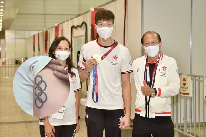 张家朗接受传媒访问并展示手臂的纹身。