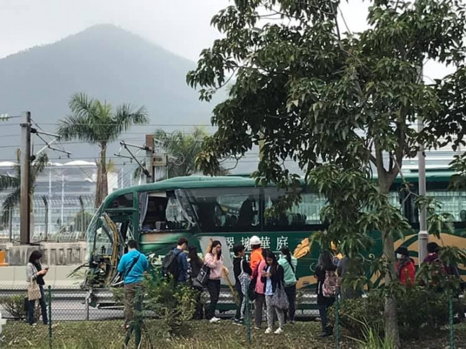 涉事穿梭巴士。 香港交通突發報料區FB/網民Ka Hon‎圖。