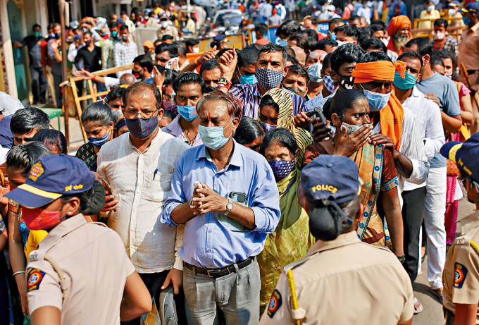 ■孟买一间在疫下重开的庙宇外，有居民排队等候入内。