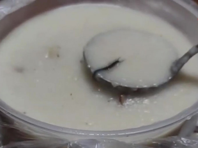 有顾客声称外卖粥捞出蜈蚣，涉事大排档店主称粥需要熬3个小时蜈蚣却完好无损，不符合常理。