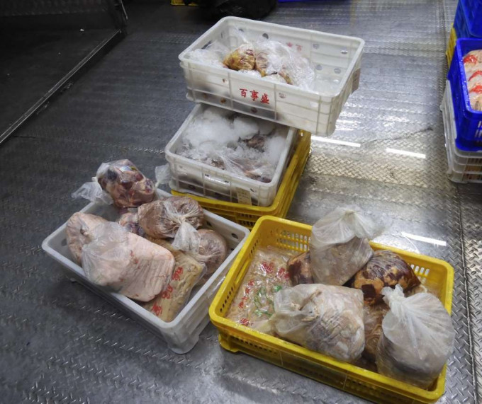 食環署於行動中檢獲的冰鮮家禽內臟。政府新聞處圖片