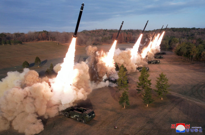北韩周一进行超大型火箭炮射击训练。美联社