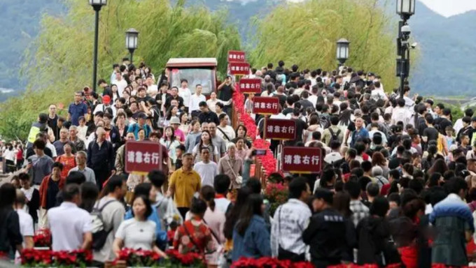 西湖景區斷橋橋面迫爆人，進出需要分流。