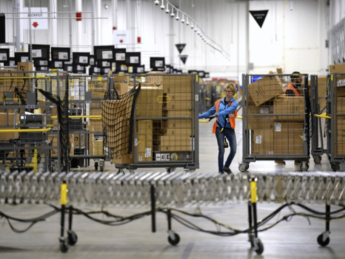 亚马逊货仓暂停接收非必需货品，以腾出空间放置医疗及家居货品，直至下月五日。AP