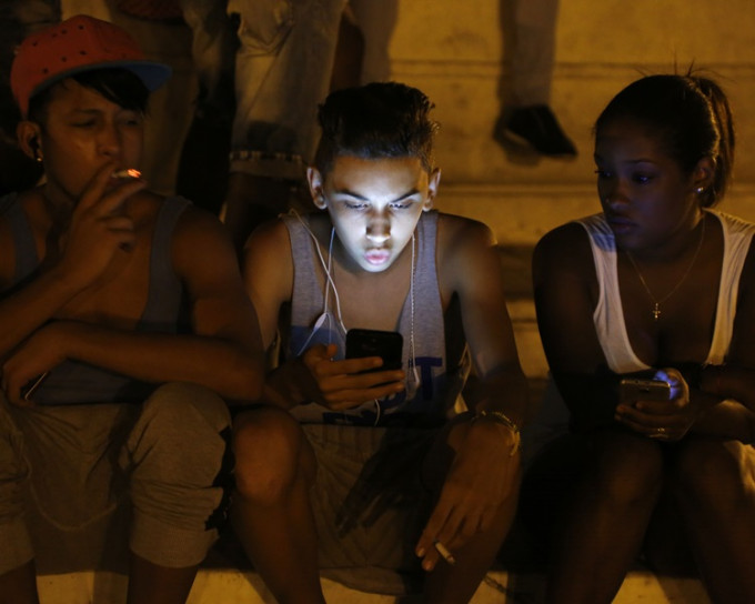 现时古巴民众主要通过全国约1800个公共无线网络热点上网。AP
