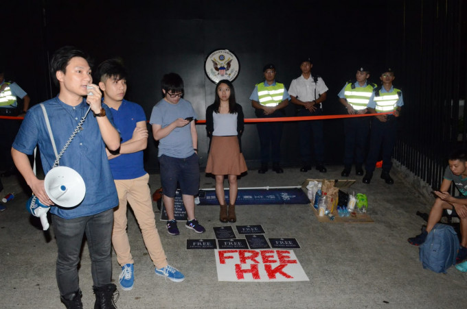 示威者在美国驻港总领事馆外通宵抗议。