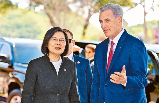 美国众议长麦卡锡在加州列根总统图书馆外，迎接台湾领导人蔡英文。