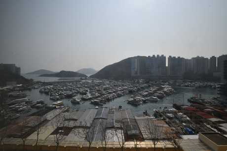 由單位外望，可將船廠及對出香港仔南避風塘收入眼底。