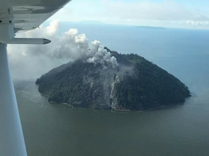 卡多瓦爾島是睡火山，上周五首次爆發。（互聯網圖片）