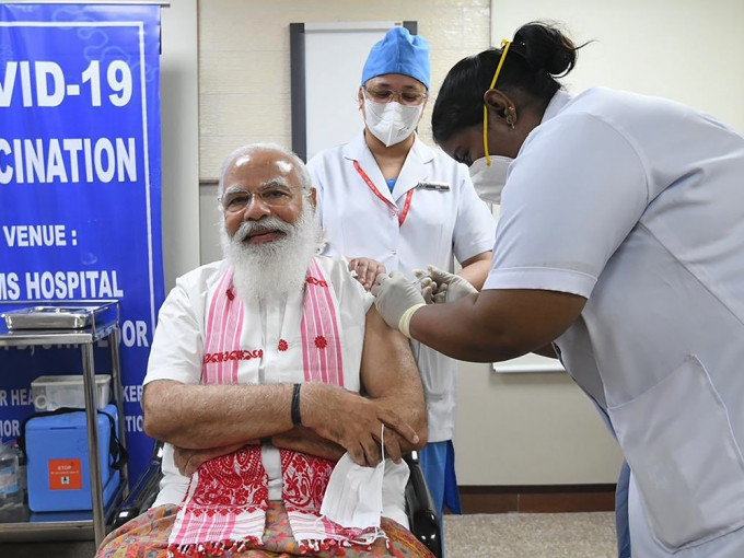 莫迪周一上午在醫院接種疫苗。Modi twitter