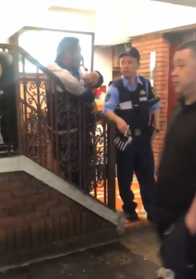 網民亦上傳另一段疑犯遭警方拘捕的影片。