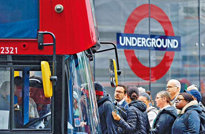 倫敦地鐵工人周一罷工，乘客轉搭巴士。