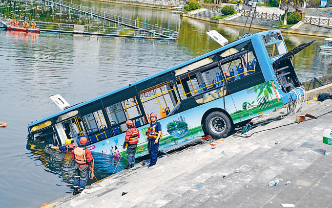 ■貴州巴士墮湖造成二十一死。