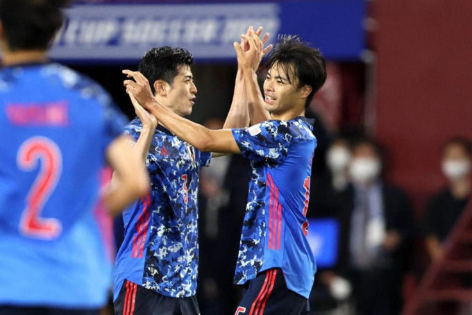 三笘薰(右)自带领日本出线世界杯决赛周后，已成功取得教练森保一的信任。 网上图片