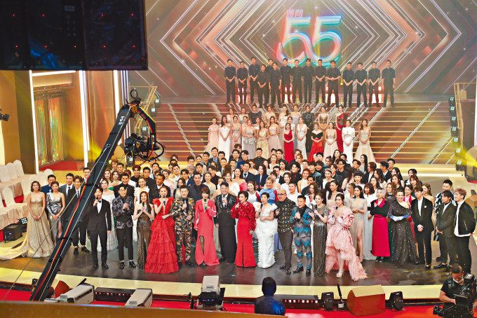 ■TVB《万千星辉贺台庆》昨晚隆重举行，过百艺员盛装亮相。