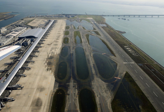 受嚴重水浸的大阪關西國際機場，連接橋北側安全，已經可以行車。AP