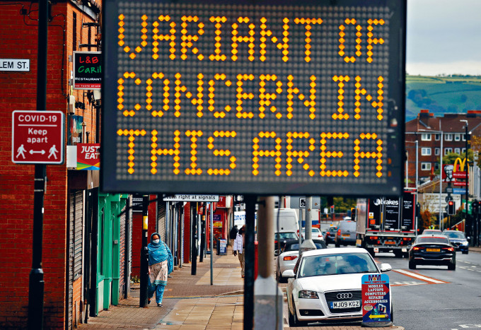 ■英格兰博尔顿市一个路牌提醒市民，该区出现新冠变种病毒病例。