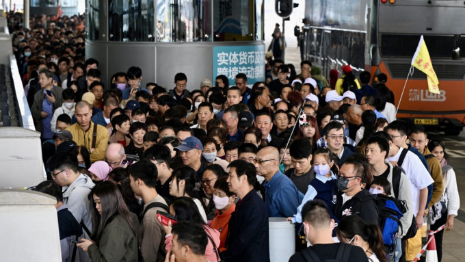 港珠澳大桥封闭后下午重开 香港口岸逼爆大打蛇饼 旅客未料及封路逾千人排队等过关