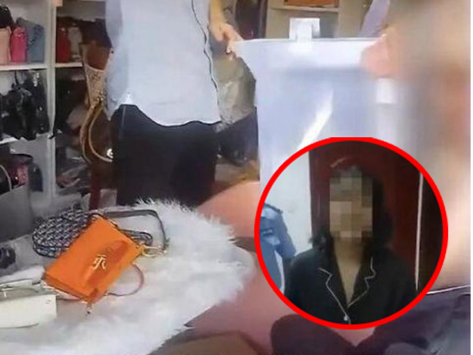 重庆警方在调查疑售假货案件时意外发现老妇背A货LV袋买餸，调查之下揭发其女儿是售假货的主犯。（网图）