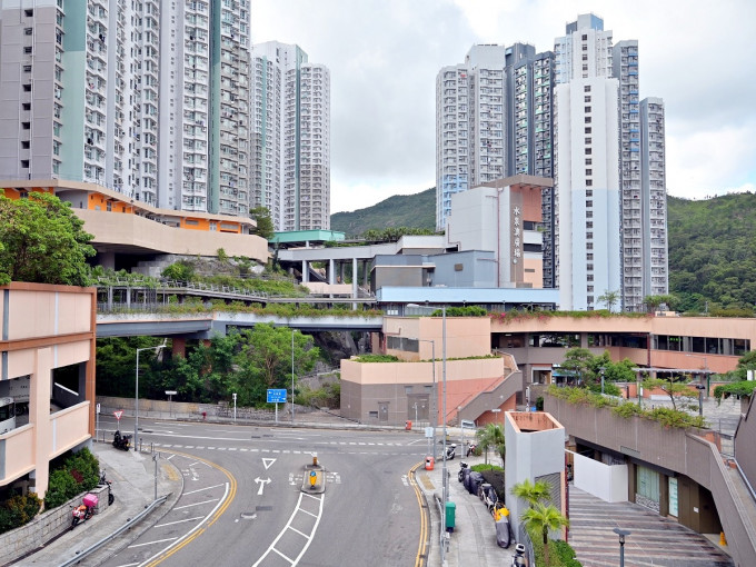 網民抱怨住私樓居民比公屋戶還要窮。資料圖片