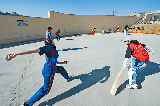 阿富汗女子板球队，二〇一一年在喀布尔受训的旧照。