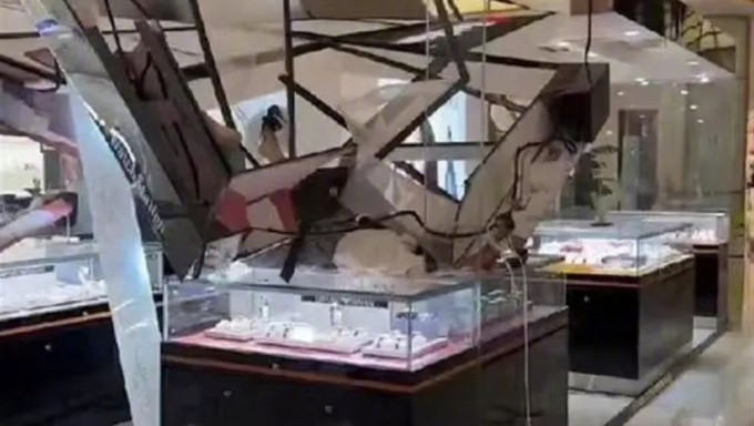 安徽男商場自行翻越扶手電梯墮亡。