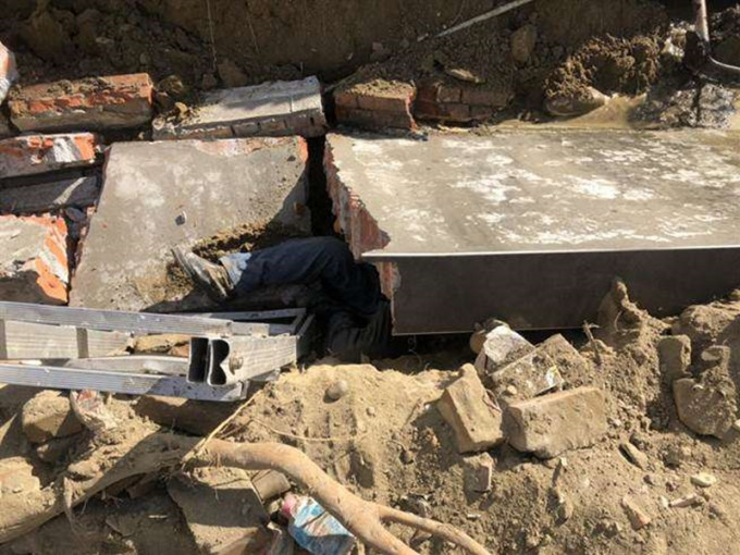 台湾有地盘围墙倒塌，2工人被埋不治。网上图