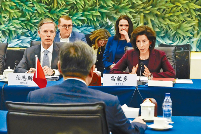美国商务部长雷蒙多（右）昨日在北京会见商务部部长王文涛。