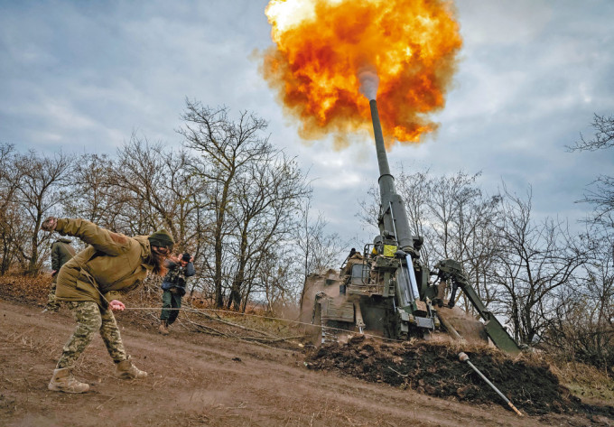 乌克兰女兵周三在赫尔松地区，操作2S7「牡丹花」自走炮。