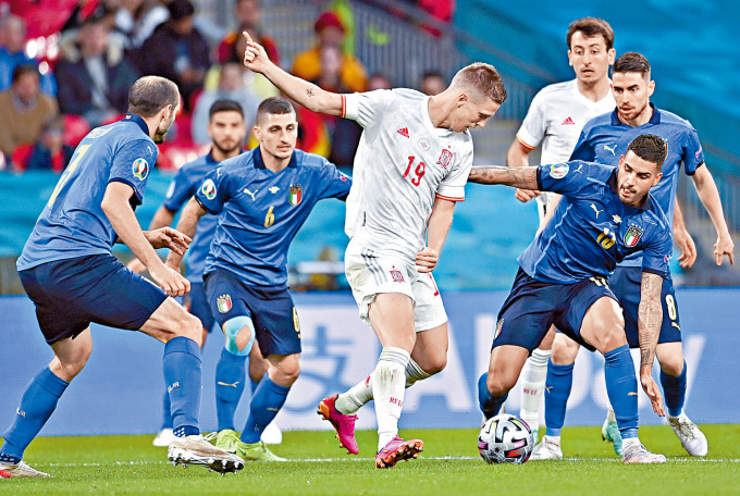 丹尼尔奥莫（中）虽然在今届欧国杯未能士哥，但仍交出三次助攻。