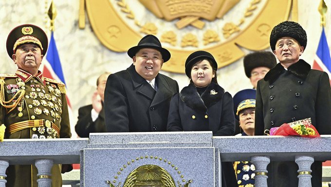 北韓最高領導人金正恩偕妻女出席閱兵儀式。ap