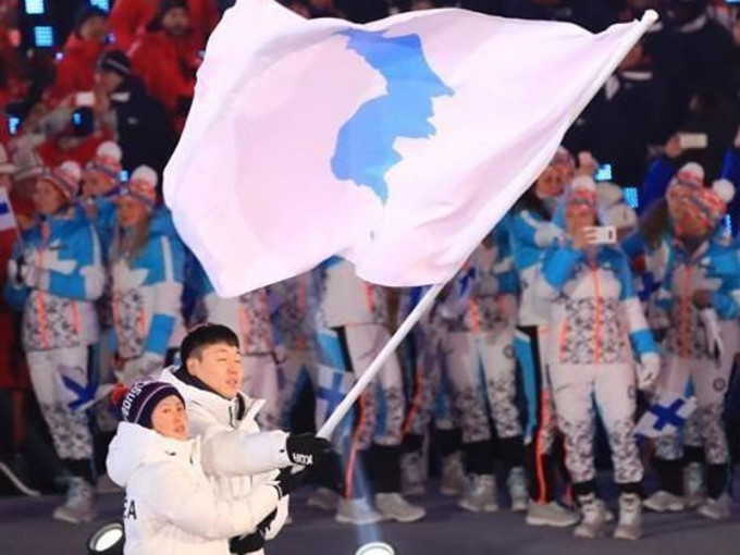 南北韓代表團於平昌冬奧開幕禮聯合進場，未知會否在2032年奧運會再現。（網圖）