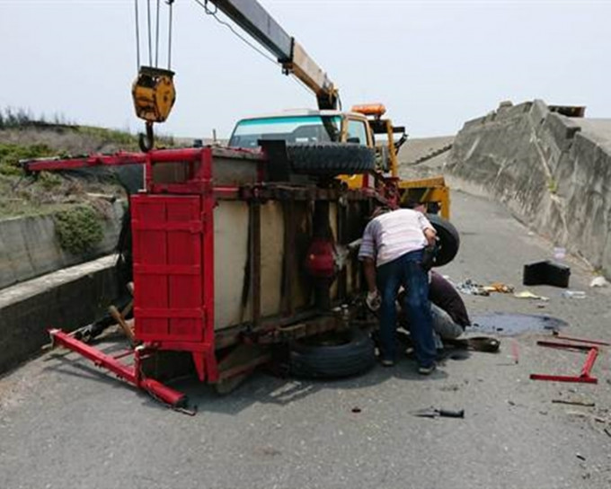 採蚵車越過防波堤進入海岸時翻車。