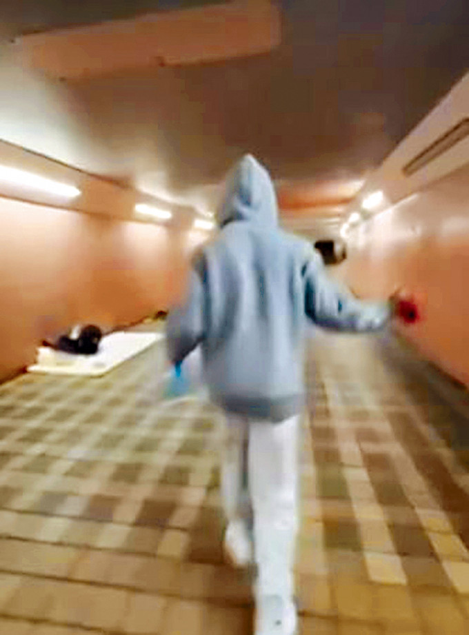 网上流传一段短片，显示多名青少年在行人隧道内刻意走向露宿者淋泼清水及可乐。