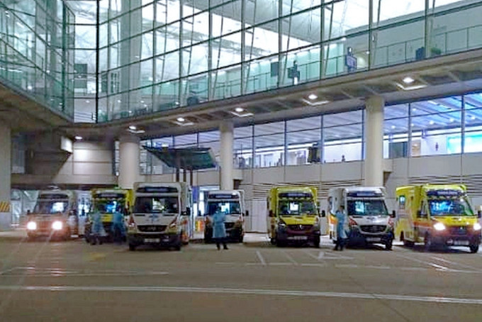 大批救护车抵达机场禁区。网图