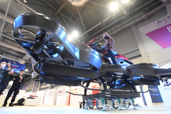 香港国际汽车展中，展出全球首架限量版飞行机车XTURISMO。伍明辉摄