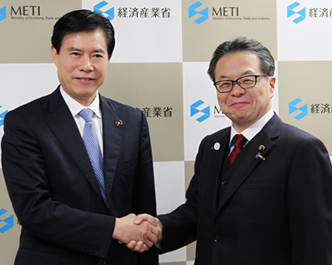 锺山(左)会见世耕弘成(右)。中国商务部图片