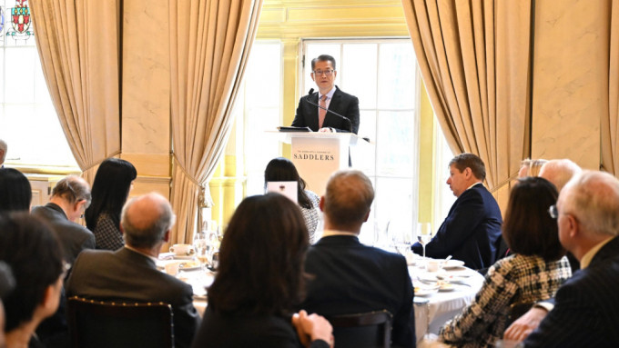 陈茂波在午餐会上向超过120名英国政商界嘉宾发表演说。政府新闻处