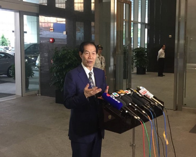 卢文端认为高铁一地两检对香港最有利。