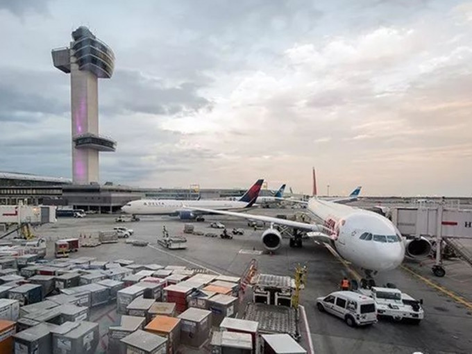美国大约100个机场航空控制塔缩短运作时间。网图