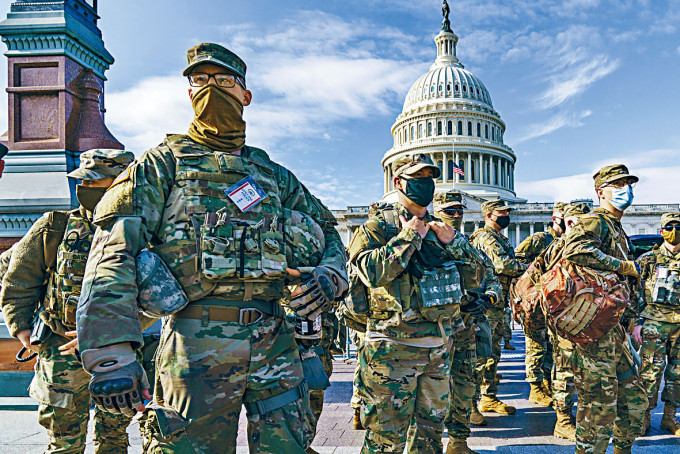 國民警衞軍周日在華盛頓國會山莊加強防衞。　