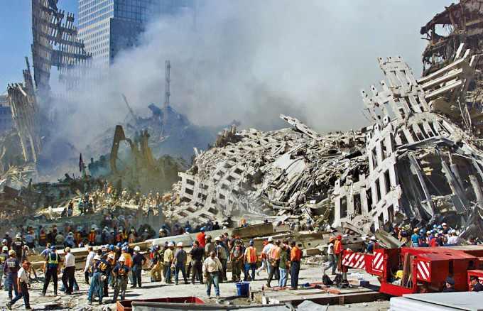 纽约世贸中心遭九一一恐袭摧毁后，救援人员搜索生还者。　